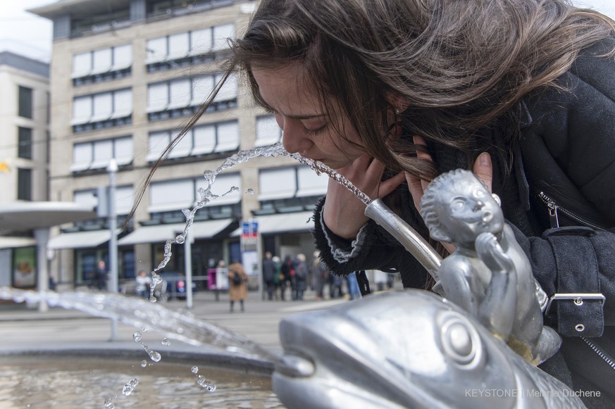 Eine junge Frau trinkt aus einem Trinkbrunnen beim Paradeplatz, fotografiert anlaesslich des Weltwassertag am Donnerstag, 22. Maerz 2018, in Zuerich. (KEYSTONE/Melanie Duchene)
