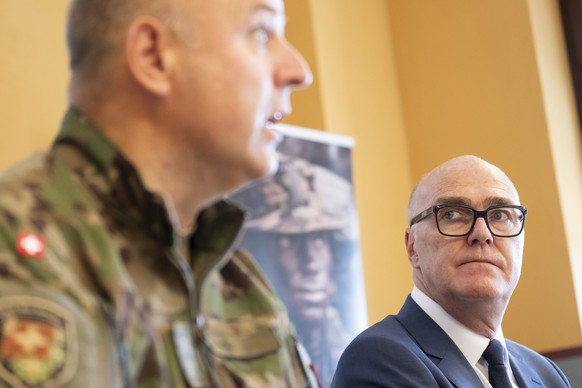 Bundesrat Martin Pfister, rechts, hoert Korpskommandant Benedikt Roos, Chef der Armee, links, waehrend eines Medienanlasses zu Drohnen, Drohnenabwehr und Robotik fuer die Verteidigungsfaehigkeit im Ra ...