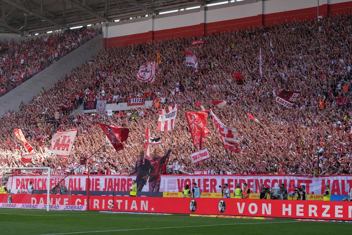 Fu�ball: 1. Bundesliga 2023 / 2024, 33. Spieltag, SC Freiburg vs. 1. FC Heidenheim, Europa-Park-Stadion Freiburg: Fantrib�ne bei der Verabschiedung von Freiburgs Trainer Christian Streich Freiburg im  ...