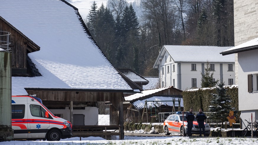 Die Luzerner Polizei riegelt ein Wohngebiet in Malters ab, am Mittwoch, 9. Maerz 2016. Eine 65-jaehrige Frau hat sich seit Dienstag in einem Haus in Malters verschanzt. Die Polizei hat das Haus umstel ...