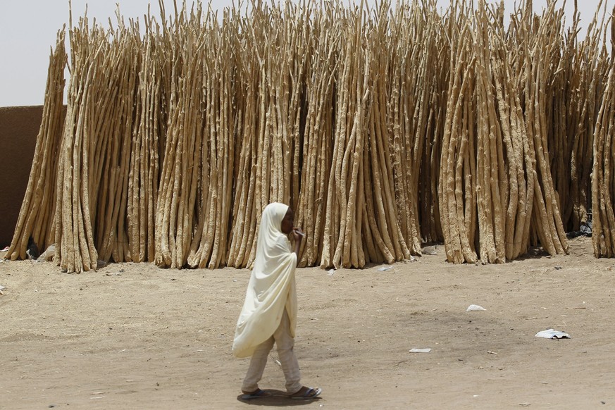 Ein Mädchen läuft durch eine verlassene Strasse von Agadez, Niger.