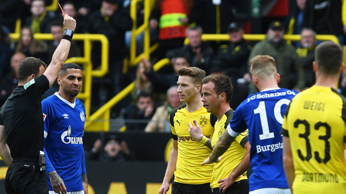 epa07532335 Dortmund's Marco Reus (C) is sent off by referee Felix Zwayer (L) during the German Bundesliga soccer match between Borussia Dortmund and FC Schalke 04 in Dortmund, Germany, 27 April  ...