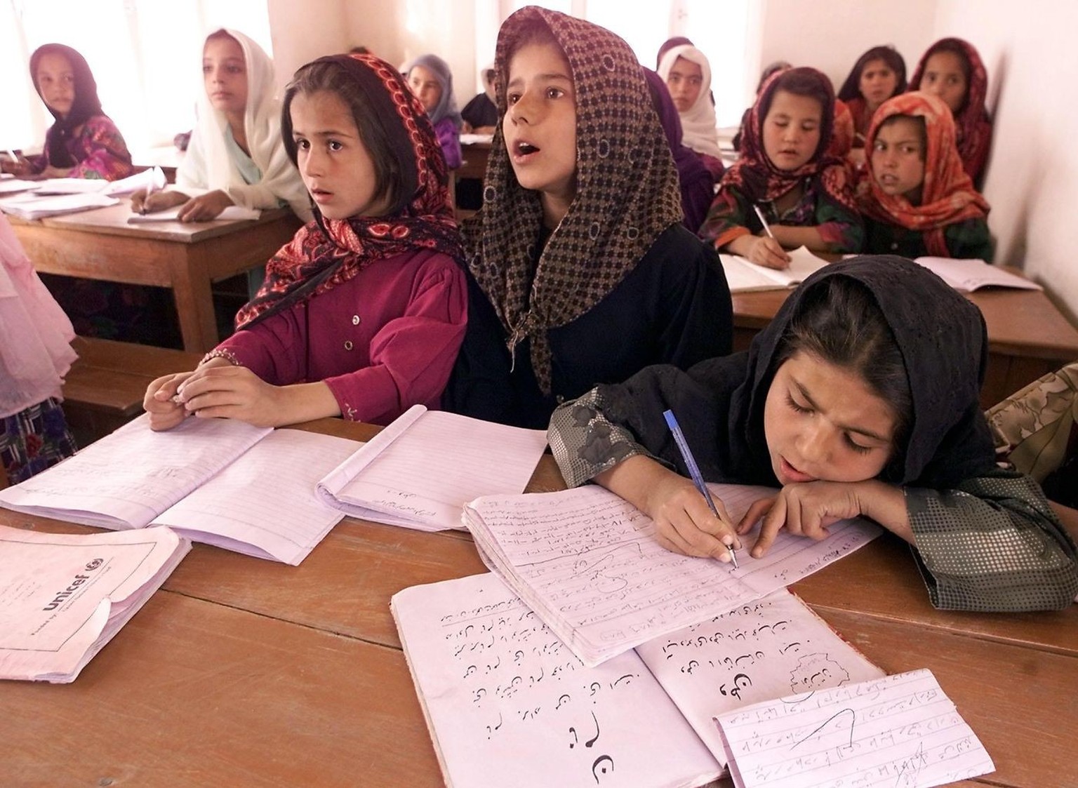 RAD02 - 20011009 - KHWAJA BAHUDDINE, AFGHANISTAN : Young Afghan girls study alphabet and arithmetic on Tuesday, 09 October 2001, in the first and largest school opened by French NGO ACTED (Agency for  ...