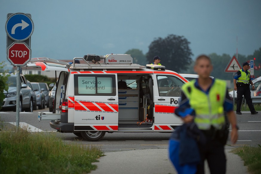 Polizeikraefte am Unfallort in der Naehe des Flughafens Locarno-Magadino, nach dem Absturz eines Fallschirmspringers, am Donnerstag, 22. Juni 2017, in Magadino. Der Fallschirmspringer kam bei dem Ungl ...