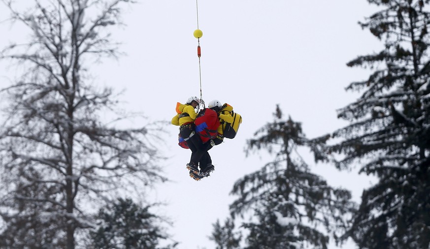 Wieder muss ein Fahrer mit dem Helikopter abtransportiert werden: Im Slalom trifft es den Italiener Giuliano Razzoli.