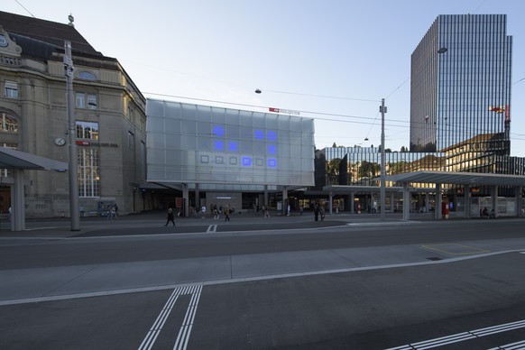 Blick auf den neu gestalteten Bahnhofsplatz mit der neuen Ankunftshalle, augenommen am Sonntag, 26. August 2018, in St. Gallen. Der neue Bahnhof fuer 80 Millionen Franken wird heute Freitag nach drei ...