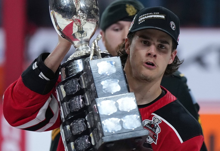 June 4, 2023, KAMLOOPS, BC, CANADA: Quebec Remparts Theo Rochette receives the Memorial Cup after Quebec defeated the Seattle Thunderbirds during during Memorial Cup final hockey action, in Kamloops,  ...