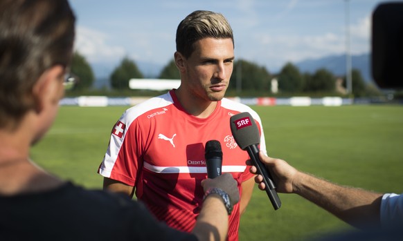 Fabian Schaer gibt ein Interview beim Training der Schweizer Fussball-Nationalmannschaft in Rapperswil-Jona, am Donnerstag, 1. September 2016. (KEYSTONE/Gian Ehrenzeller)