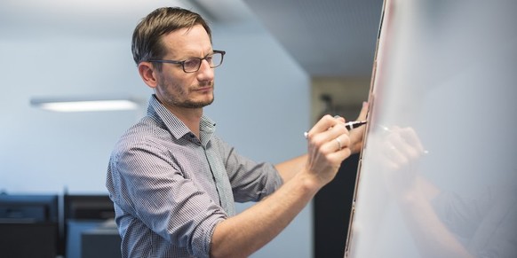 Frank Hasselmann studierte in Tübingen sowie an der Yale University Betriebswirtschaft und Philosophie.