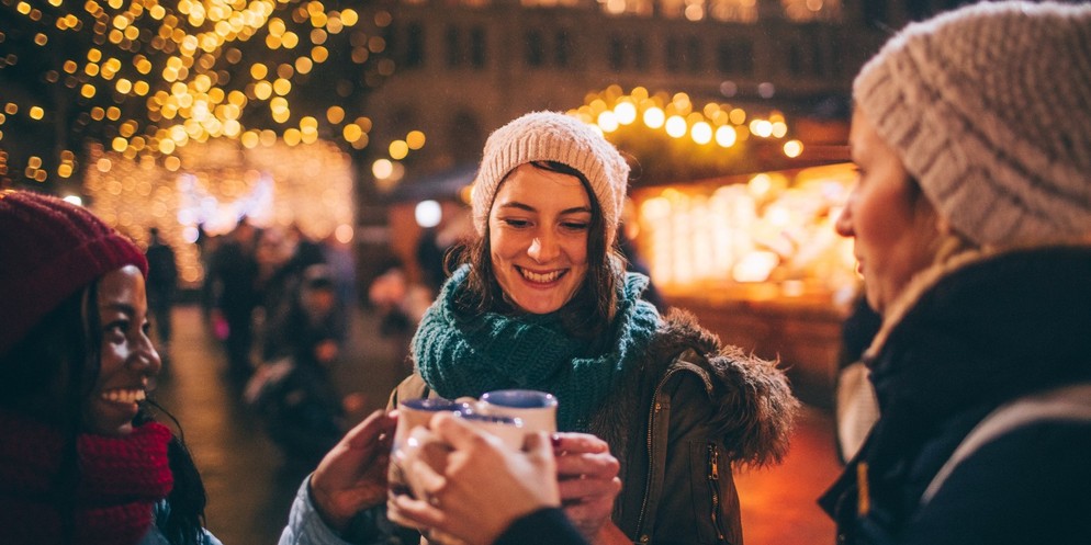Glühwein trinken am Adventsmarkt – das Beste in der Vorweihnachtszeit.