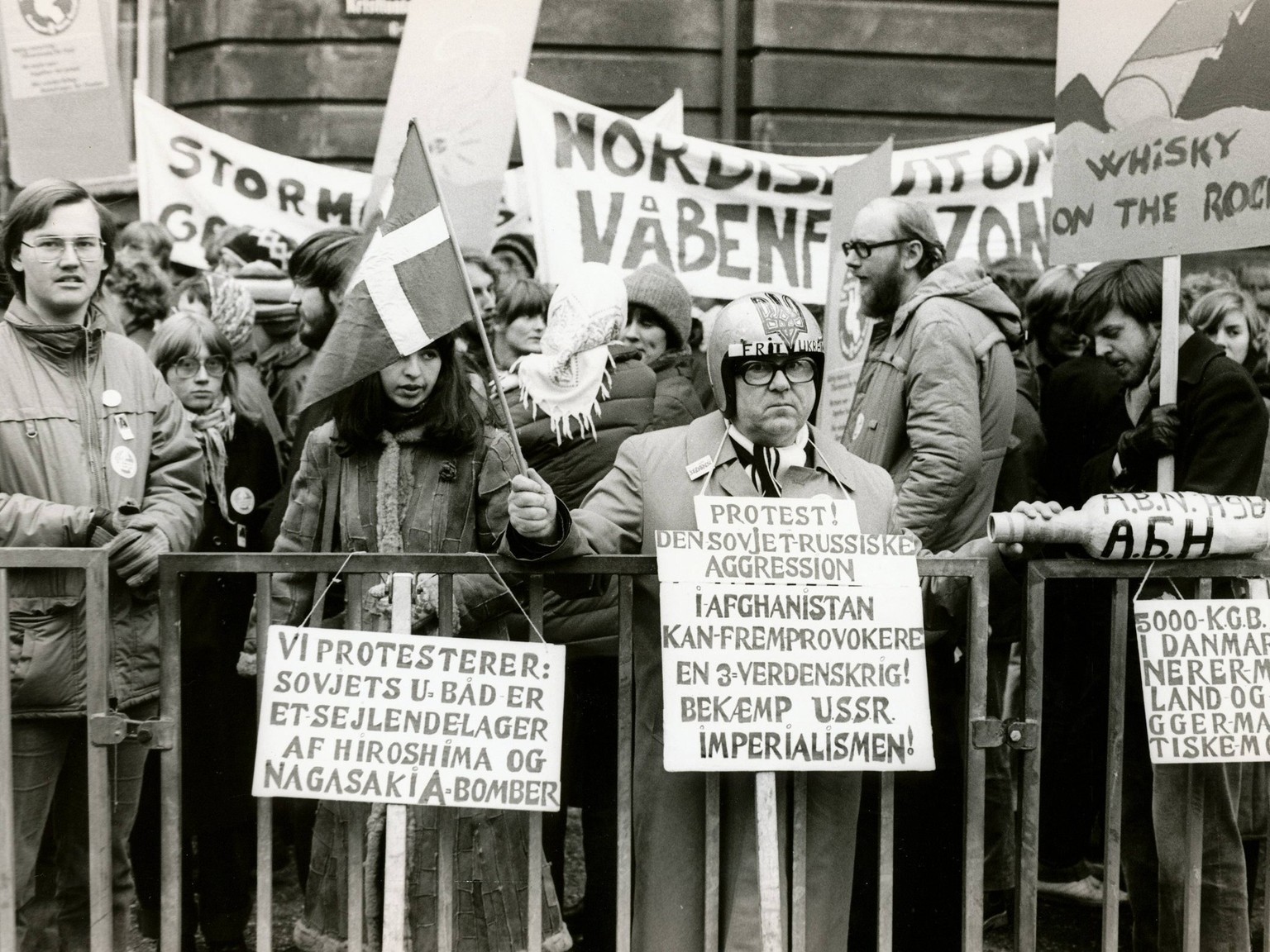 Bildnummer: 52953817 Datum: 15.11.1981 Copyright: imago/Dean Pictures
Junge Sozialisten und Sozialdemokraten protestieren gegen die territoriale Verletzung der Nordischen Gewässer vor dem schwedischen ...