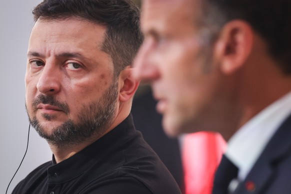 epa12351977 Ukraine's President Volodymyr Zelensky (L) looks at French President Emmanuel Macron during a press conference following the Coalition of the Willing Summit, at the Elysee Palace in P ...