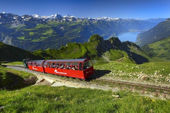 Zahnradbahn Brienzer Rothorn-Bahn am Brienzer Rothorn mit Brienzersee, Schweiz, Berner Oberland cog railway Brienzer Rothorn Bahn at Brienzer Rothorn with lake Brienzersee, Switzerland, Bernese Oberla ...