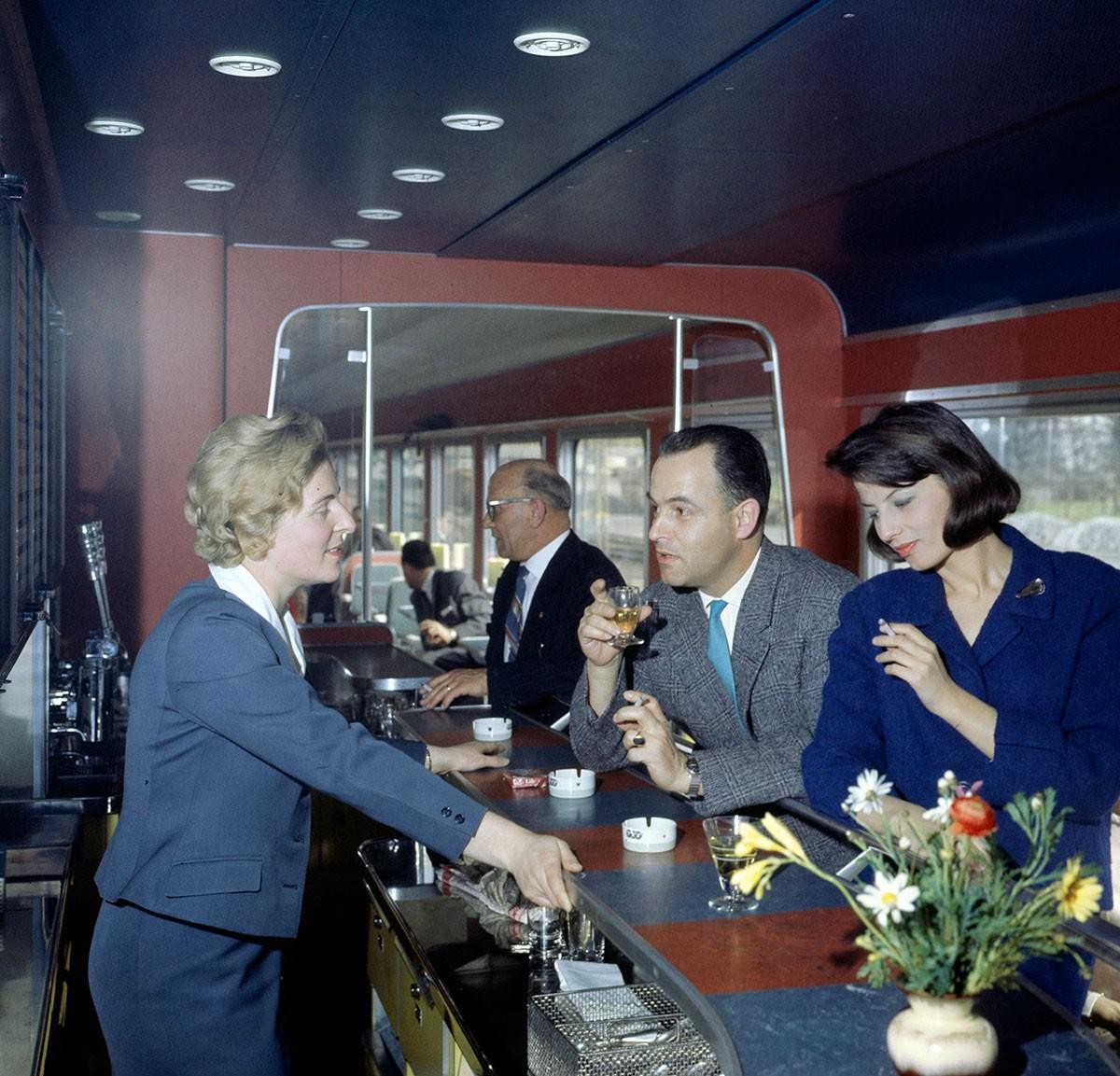Treffpunkt mit Stil: Die Bar in der Zugsmitte.
https://www.sbbarchiv.ch/detail.aspx?ID=238090