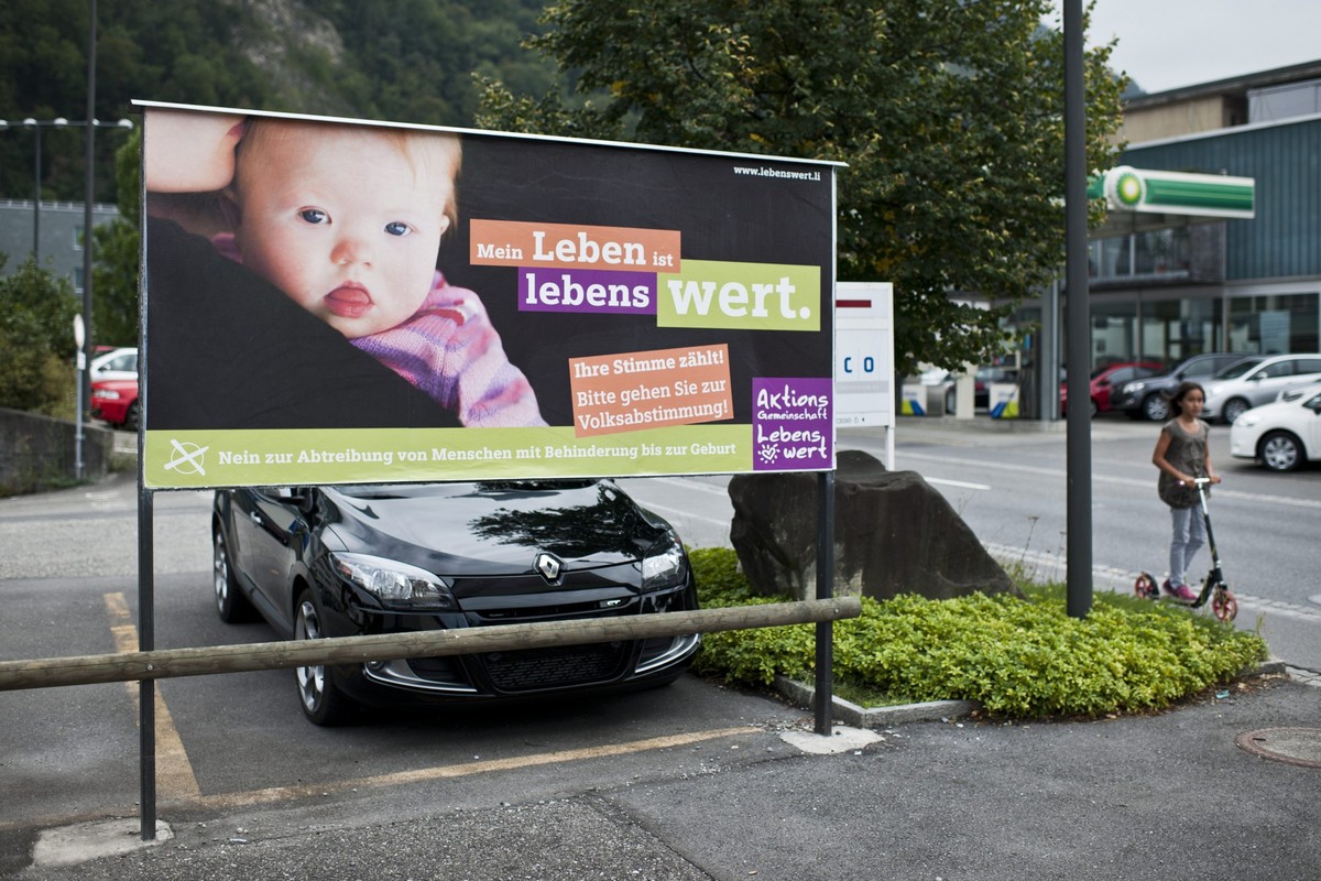 Blick auf ein Plakat, anlaesslich der Abstimmung zur Abtreibung von Menschen mit Behinderung bis zur Geburt, aufgenommen am Donnerstag, 15. September 2011 in Vaduz. Ueber die Vorlage wird am Sonntag,  ...