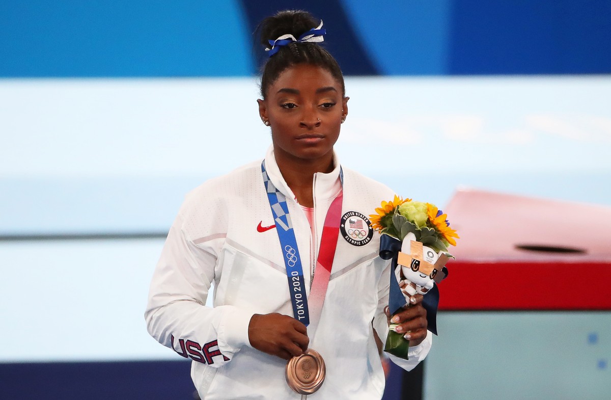 epa09390718 Bronze medalist Simone Biles of the USA poses during the victory ceremony of the Women's Balance Beam Final during the Artistic Gymnastics events of the Tokyo 2020 Olympic Games at th ...