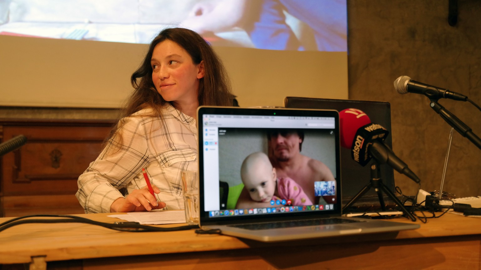 Natalia Sokol im Cabaret Voltaire. Mann und Kinder sind per Skype dabei.