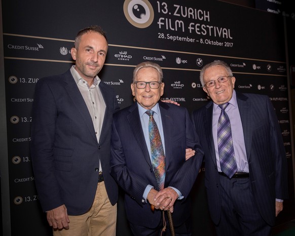 Röbi Rapp (mitte) mit seinem Mann Ernst Ostertag und Christoph Stuehn vom Verein Memoriav, der für die Restaurierung des Films verantwortlich ist.