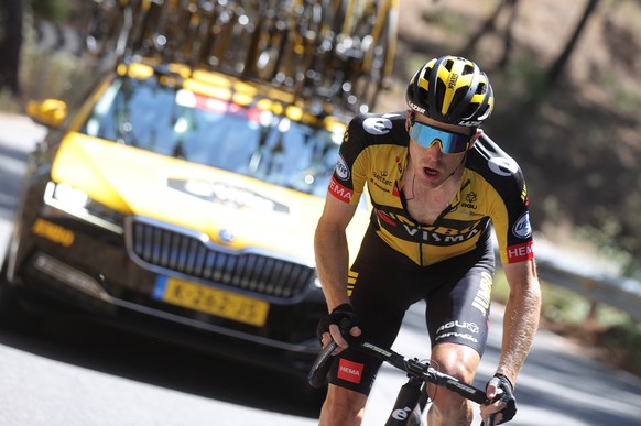 epa09435474 Slovenian rider Primoz Roglic of Jumbo-Visma in action during the 15th stage of the Spanish Cycling Vuelta, a 197.5 km-long race between Navalmoral de la Mata (Caceres) and El Barraco (Avi ...