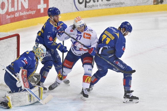 Der Zuercher Roman Wick, Mitte, alleine gegen die Davoser Torhueter Gilles Senn, Marc Aeschlimann und Claude Paschoud, beim Eishockey Meisterschaftsspiel in der Qualifikation der National League zwisc ...