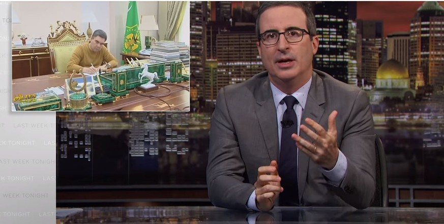 John Oliver analysiert Gurbanguly Berdimuhamedov, der in seinem mit Pferden überfüllten Büro sitzt.