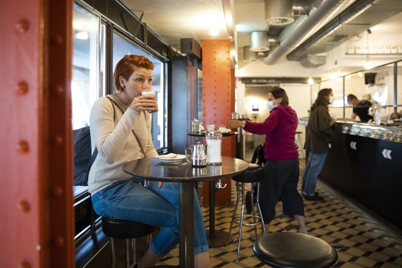 Sandra trinkt Kaffee in der Cafe Bar Adrianos, am Montag 31. Mai 2021 in Bern. Ab heute duerfen die Restaurants auch die Tische im Innern wieder besetzen. (KEYSTONE/Peter Klaunzer)