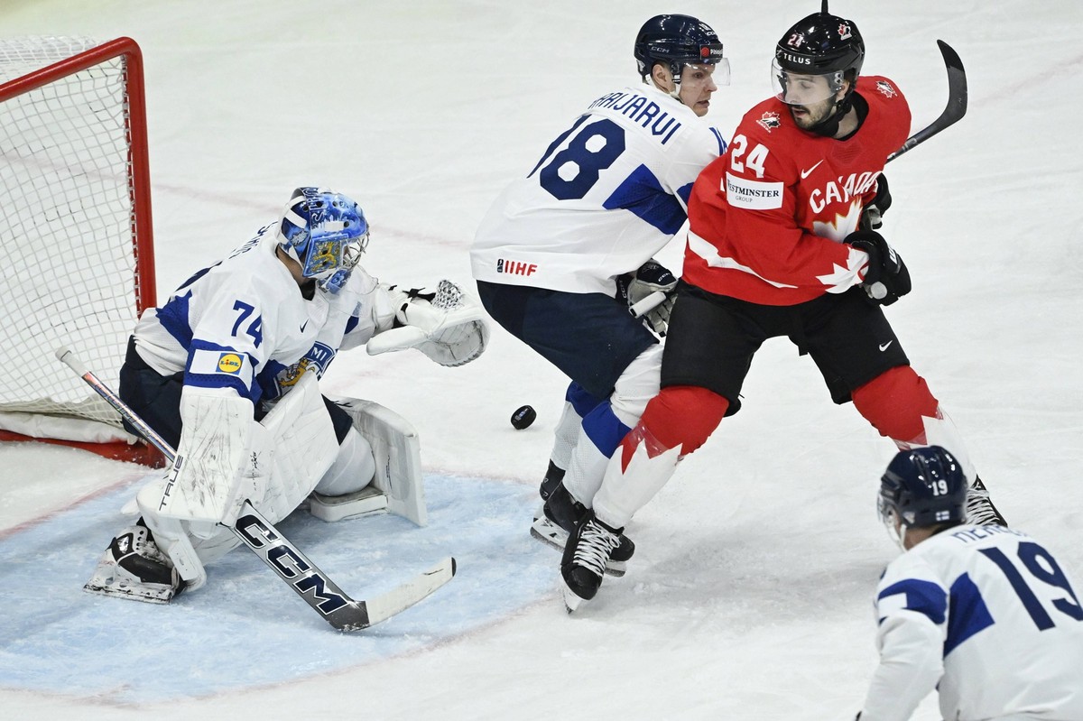 STOCKHOLM, SWEDEN 20250519 Canada s Phillip Danault against Finland s Vili Saarijarvi and Finland s goalkeeper Juuse Saros during the IIHF Ice hockey, Eishockey World Championship, WM, Weltmeisterscha ...