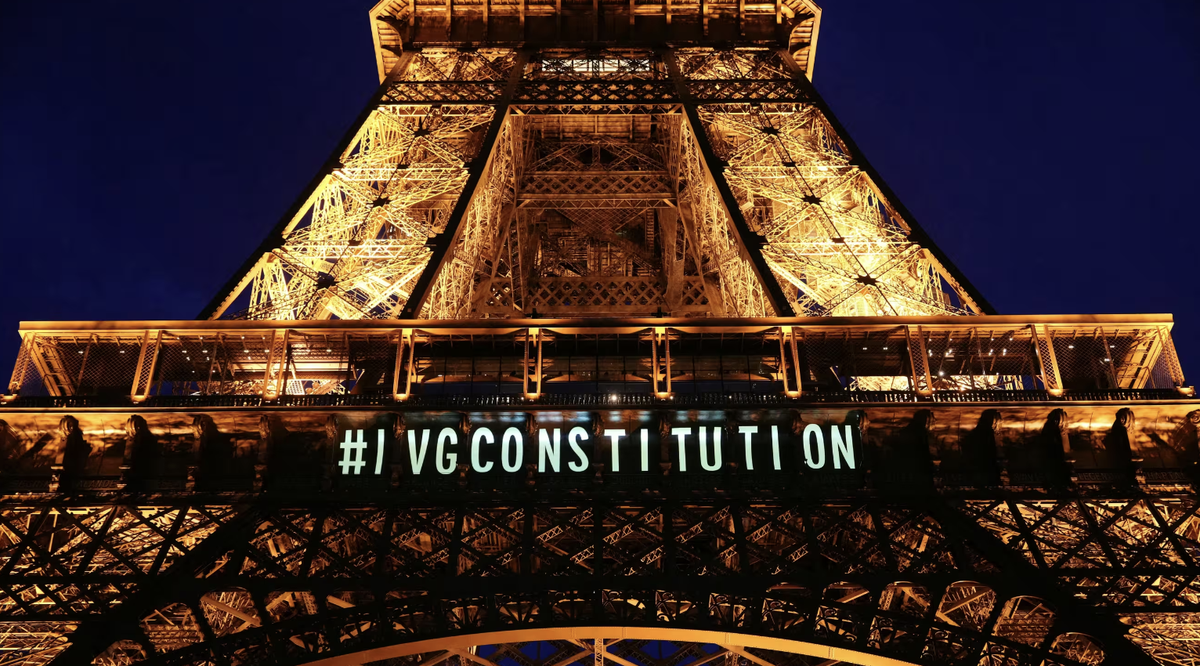 Même la Tour Eiffel s'est illuminée lundi soir pour célébrer ce vote.