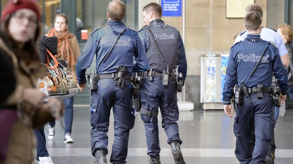 ARCHIV - ZU DEN NEUEN KRITERIEN DER STADTPOLIZEI ZUERICH BEI PERSONENKONTROLLEN, AM MONTAG, 20. NOVEMBER 2017, ERHALTEN SIE FOLGENDE THEMENBILDER ---- Beamte der Zuercher Stadtpolizei im Hauptbahnhof  ...