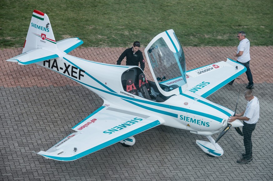 epa05560440 Ground staff prepares the all-electric powered airplane &#039;Magnus eFusion&#039; for its presentation to the media at the Matkopuszta airfield in Kecskemet, 85 kilometers southeast of Bu ...