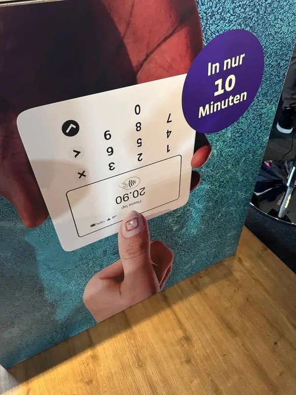 Die Cembra-Bank setzt auf die Technologie von Smart Chip, der innerhalb von 10 Minuten am Fingernagel angebracht wird.