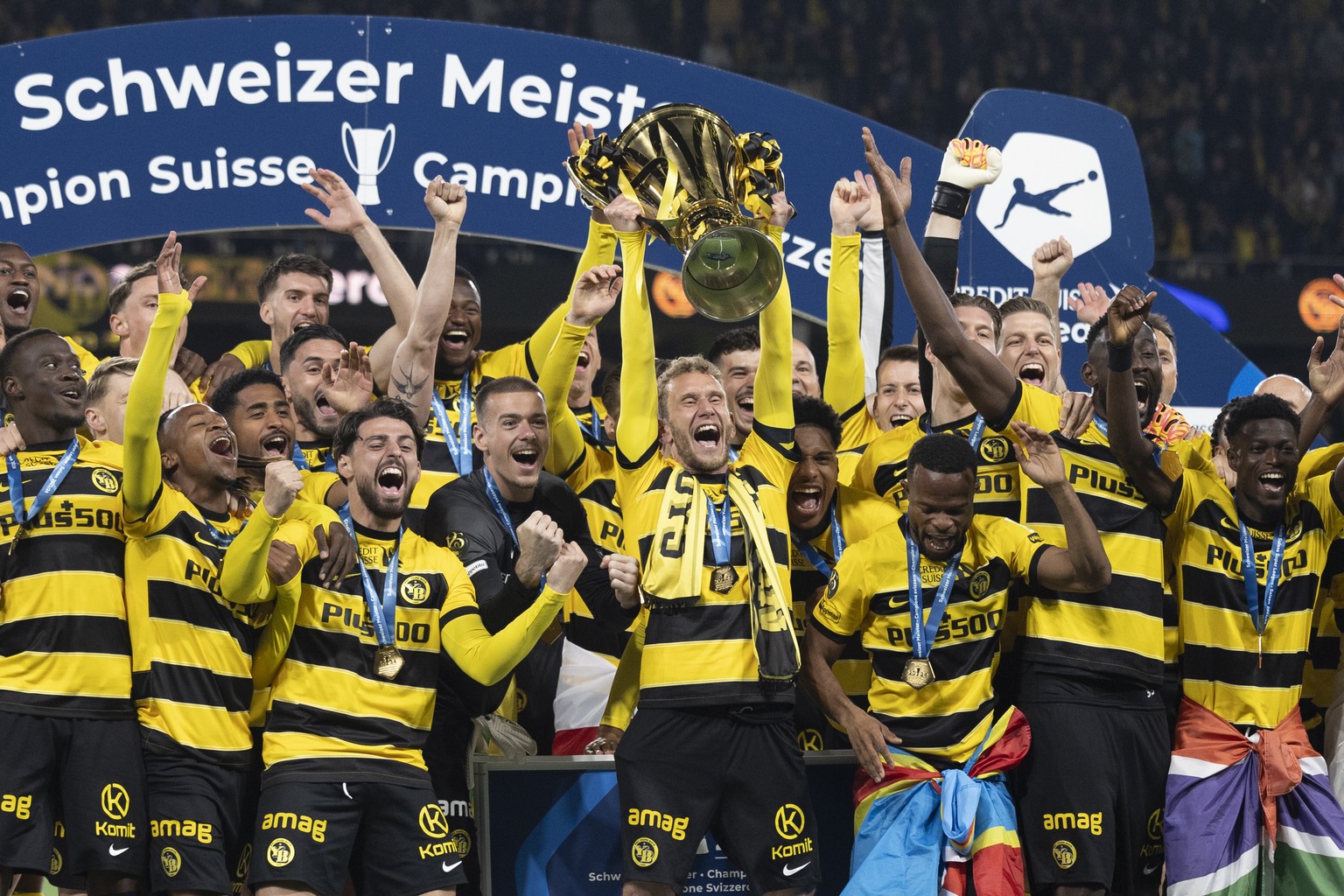 YB Captain Fabian Lustenberger und seine Teamkollegen und Betreuer feiern mit dem Meisterpokal, nach dem Super League Spiel zwischen dem BSC Young Boys und dem FC Winterthur, am Samstag, 25. Mai 2024 ...
