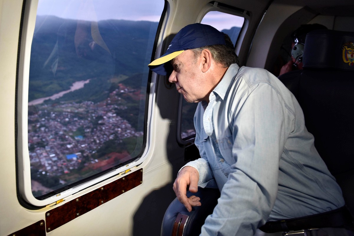Colombia's President Juan Manuel Santos overflies a flooded area after heavy rains caused several rivers to overflow, pushing sediment and rocks into buildings and roads in Mocoa, Colombia April  ...
