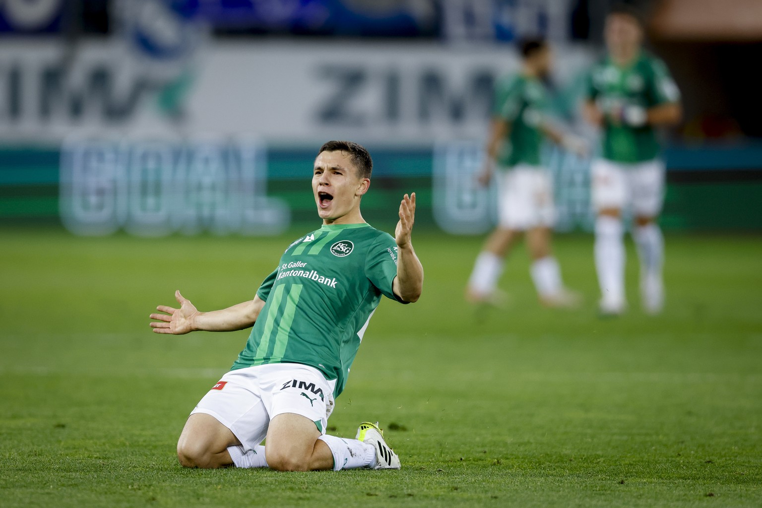 St. Gallens Mattia Zanotti jubelt nach seinem Tor zum 3:1 waehrend dem Meisterschaftsspiel der Super League zwischen dem FC St. Gallen und dem Grasshopper Club Zuerich am Samstag, 28. Oktober 2023, im ...