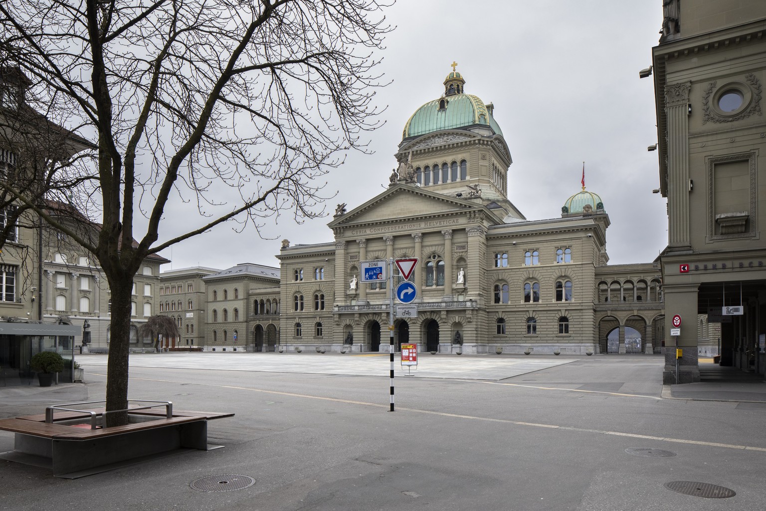 Der menschenleere Bundesplatz vor dem Bundeshaus, am Sonntag, 22. Maerz 2020 in Bern. (KEYSTONE/Peter Klaunzer)