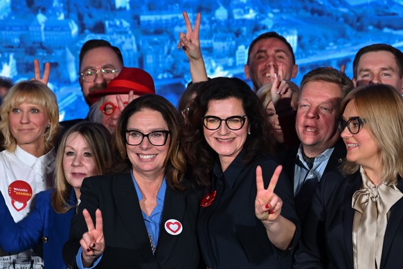 epa11208839 Mayor of Gdansk and Civic Coalition mayoral candidate Aleksandra Dulkiewicz (C-R) and Senate Speaker Malgorzata Kidawa-Blonska (C-L) gesture during the Civic Coalition election convention  ...