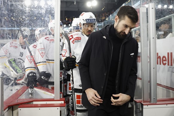 Luganos Cheftrainer Luca Gianinazzi geht in die erste Drittelspause im Eishockey Meisterschaftsspiel der National League zwischen dem EHC Biel und HC Lugano, am Samstag, 2. Maerz 2024, in der Tissot A ...