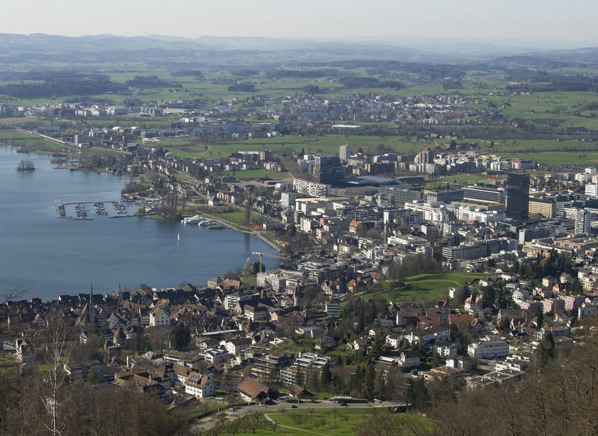 Blick auf die Stadt Zug am Zugersee bei schoenem Fruehlingswetter, in Zug, am Mittwoch, 8 April 2015. (KEYSTONE/Anthony Anex)