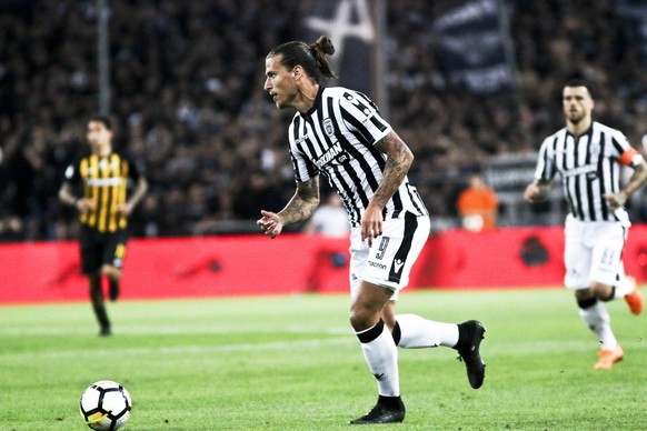 epa06731618 Aleksander Prijovic (C) of PAOK Thessaloniki misses a penalty during the Greek Cup final between AEK Athens and PAOK Thessaloniki at OAKA Sadium in Athens, Greece, 12 May 2018. EPA/GEORGIA ...