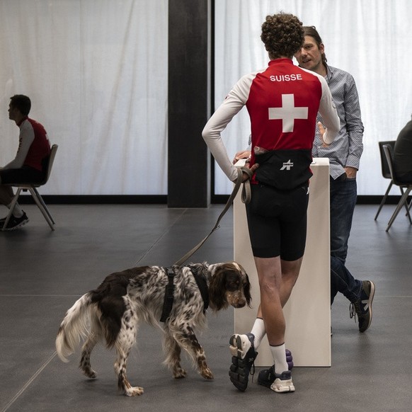 Der Schweizer Radsportler Gino Maeder spricht zu den Journalisten anlaesslich einer Medienkonferenz von Swiss Cycling zum Kickoff-Event im Hinblick auf Olympia 2024 in Paris, aufgenommen am Montag, 2. ...