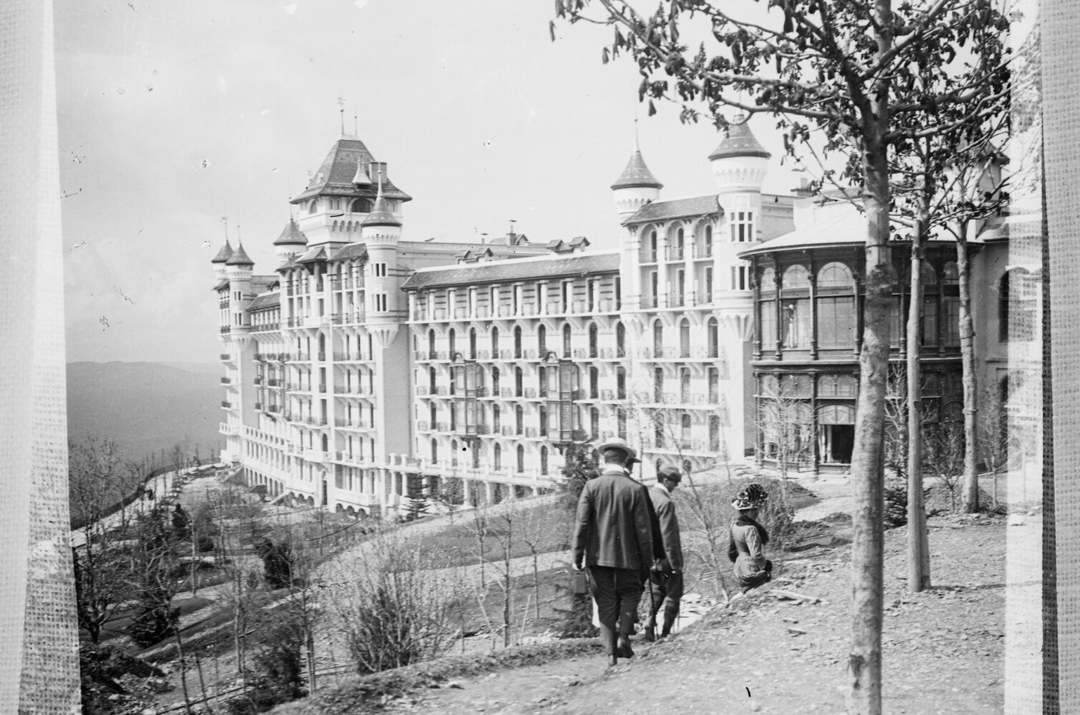 Das Caux Palace Hotel über Montreux. Das Hotel im «Märchenschlossstil» galt an seiner Eröffnung 1902 als das grösste, modernste und luxuriöseste Hotel der Schweiz. Es konnte mit der Zahnradbahn Glion– ...