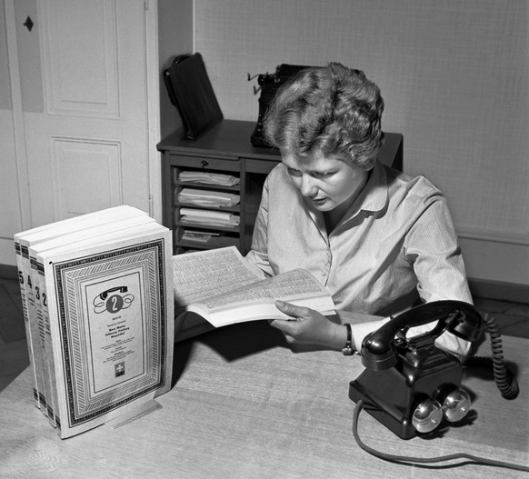 Die Schweiz bekommt neue Telefonbuecher, aufgenommen am 20. Mai 1954. Die neue Ausgabe, links, unterscheidet sich von den bisherigen, rechts, durch ein neues, groesseres Format und eine neue Gebietsei ...