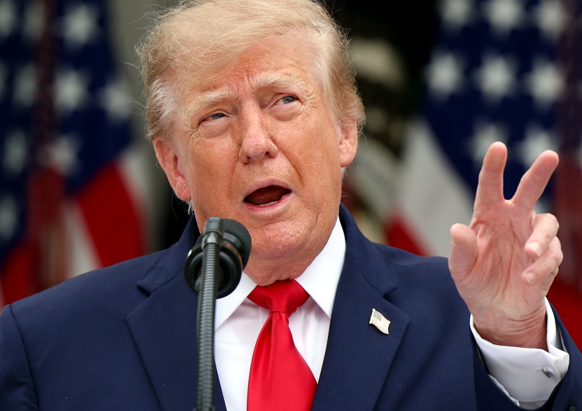 epa13307025 US President Donald Trump speaks as members of professional police and firefighters' organizations eat lunch in the Rose Garden at the White House in Washington, DC., USA, 15 October  ...