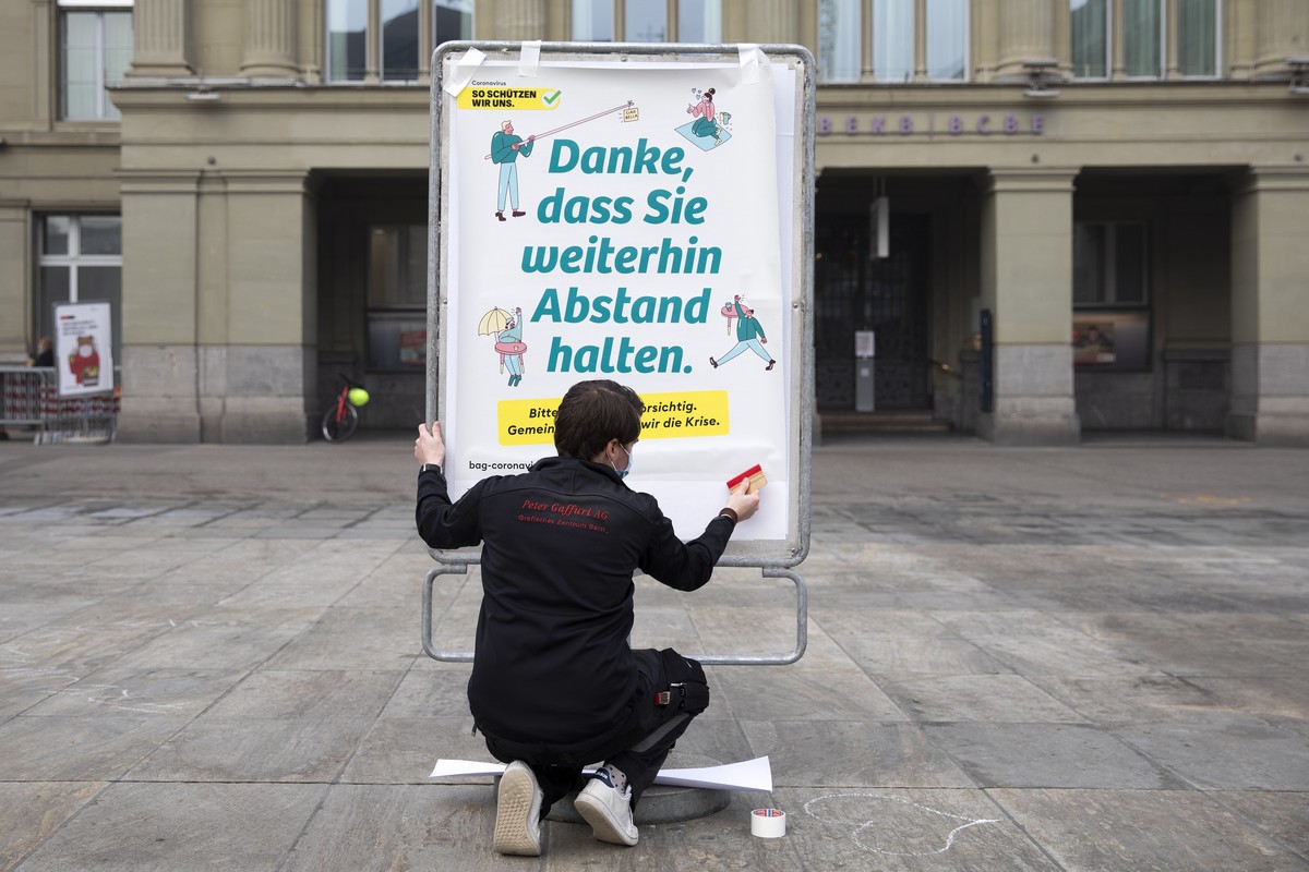 Ein neues weisses BAG-Plakat mit der Verhaltensregel "Danke, dass Sie weitherin Abstand halten", "Merci de continuer a garder vos distances" im Umgang mit dem Coronavirus wird auf  ...