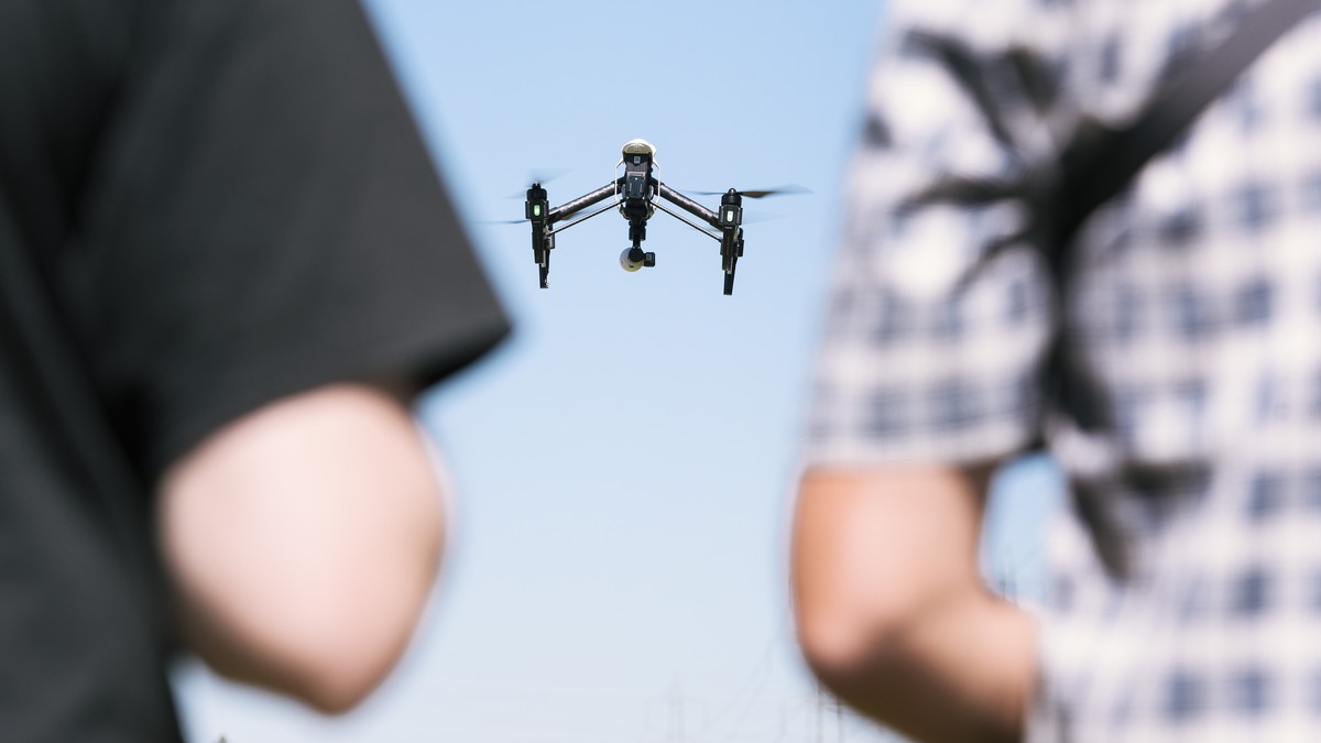 THEMENBILD ZUR MITTEILUNG DER MEDIENKOMMISSION FUER VERKEHR UND FERNMELDEWESEN (KVF-S) ZUM UMGANG MIT DROHNEN --- Eine DJI Inspire Drohne, aufgenommen wahrend des Praxisteils eines Drohnenkurses des S ...