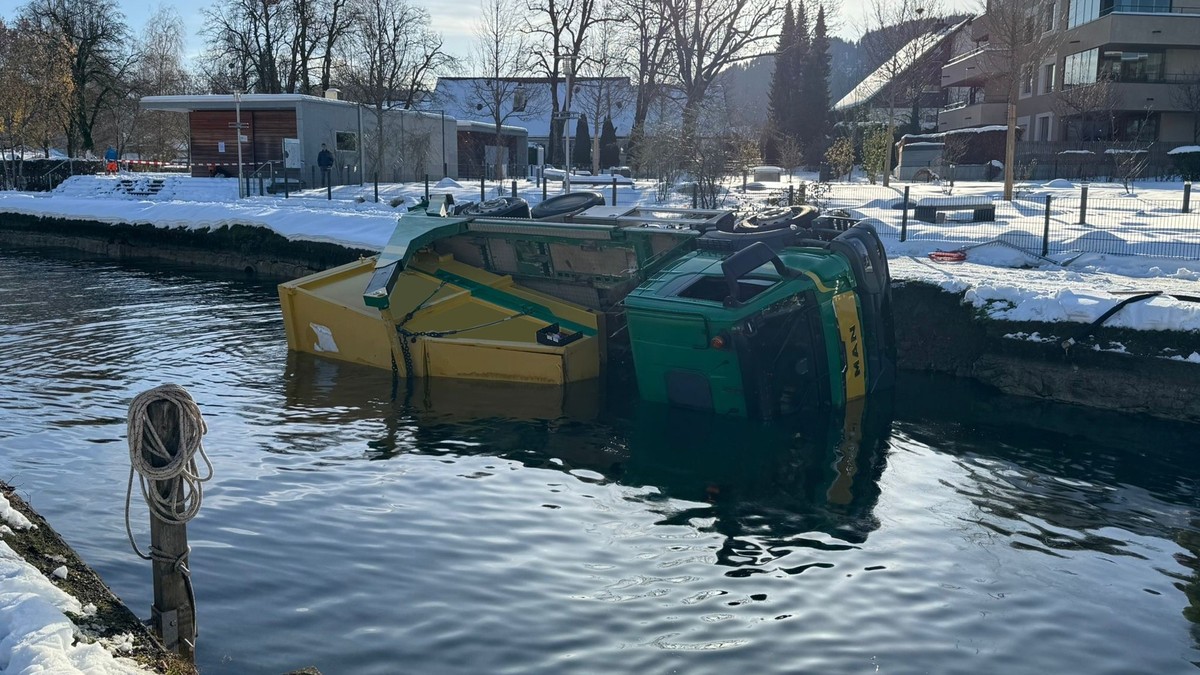 Lastwagen-landete-in-Unter-geri-ZG-in-der-Lorze