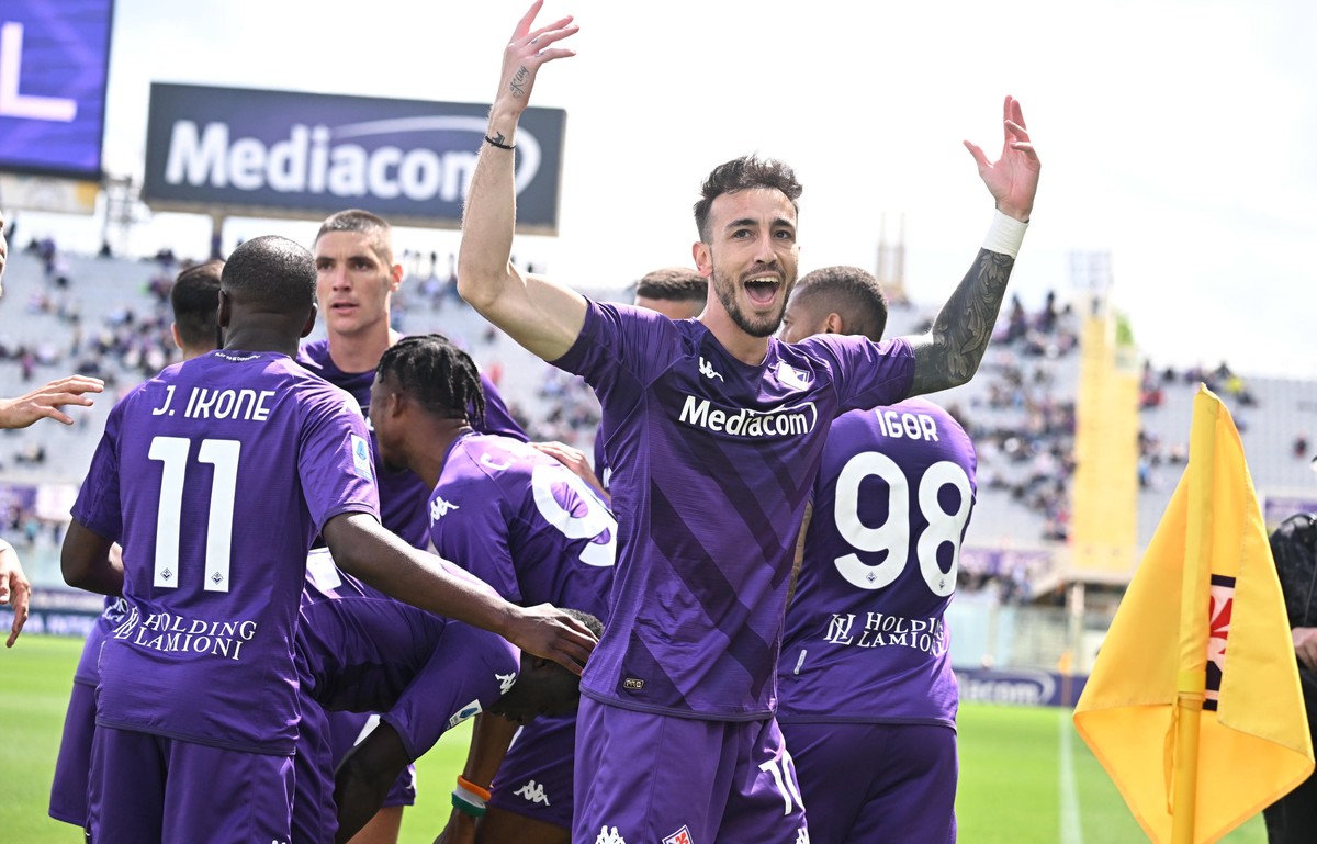 epa10627266 Fiorentina's midfielder Gaetano Castrovilli celebrates after scoring the 1-0 lead during the Italian Serie A soccer match ACF Fiorentina vs Udinese Calcio at Artemio Franchi Stadium i ...