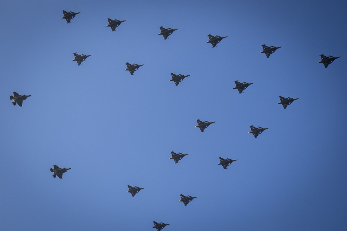 epa12596229 Fighter jets in a Christmas tree formation fly over Copenhagen and the Oresund region in Denmark, 16 December 2025. Swedish Gripen fighter jets, as well as Danish F-16 and F-35 fighter jet ...