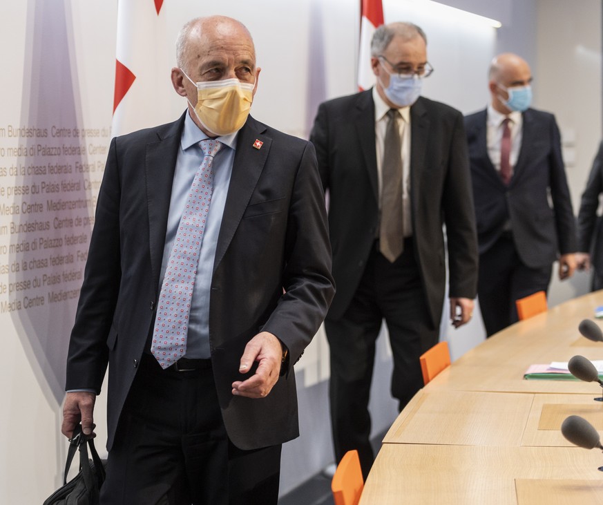 Bundesrat Ueli Maurer, links, Bundesratspraesident Guy Parmelin, Mitte, und Bundesrat Alain Berset setzen sich zur Medienkonferenz im Anschluss an die Bundesratssitzung, um ueber die neusten Massnahme ...