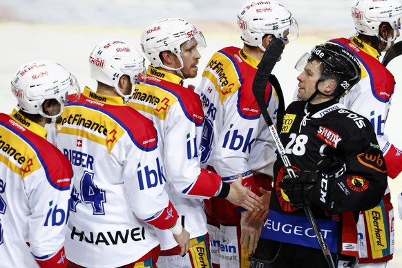 Berns Martin Pluess, rechts, verabschiedet sich von Klotens Colby Genoway nach dem Eishockey Meisterschaftsspiel der National League A zwischen dem SC Bern und dem EHC Kloten, am Freitag, 17. Februar  ...